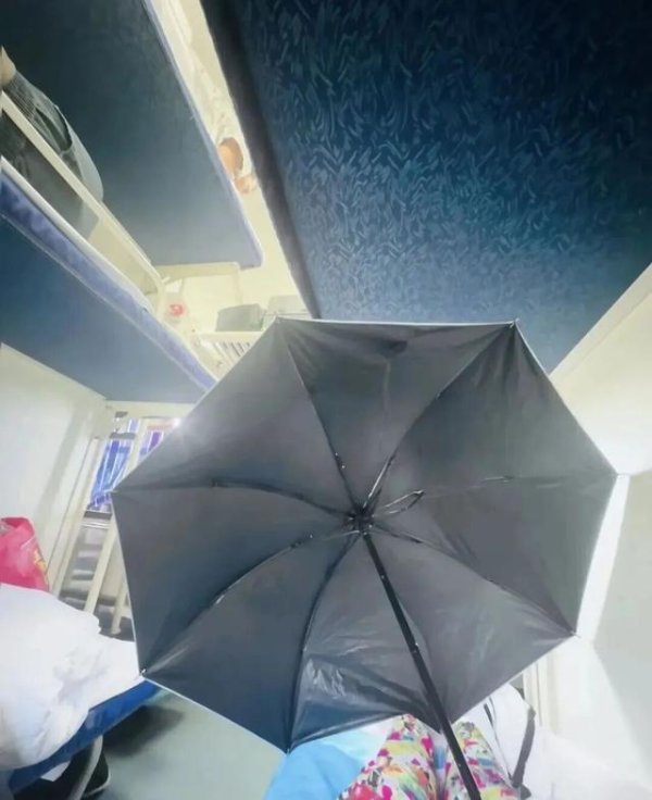 粤友配资 女乘客坐火车卧铺打伞遮隐私引发热议，网友建议卧铺区增设床帘，12306客服回应