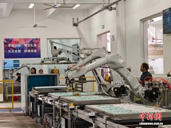 牛金财富 （活力中国调研行）AI赋能非遗传承 千年扎染焕新生