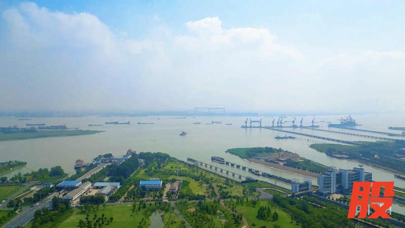 长江常州段（央广网记者 吕倩媛 摄）